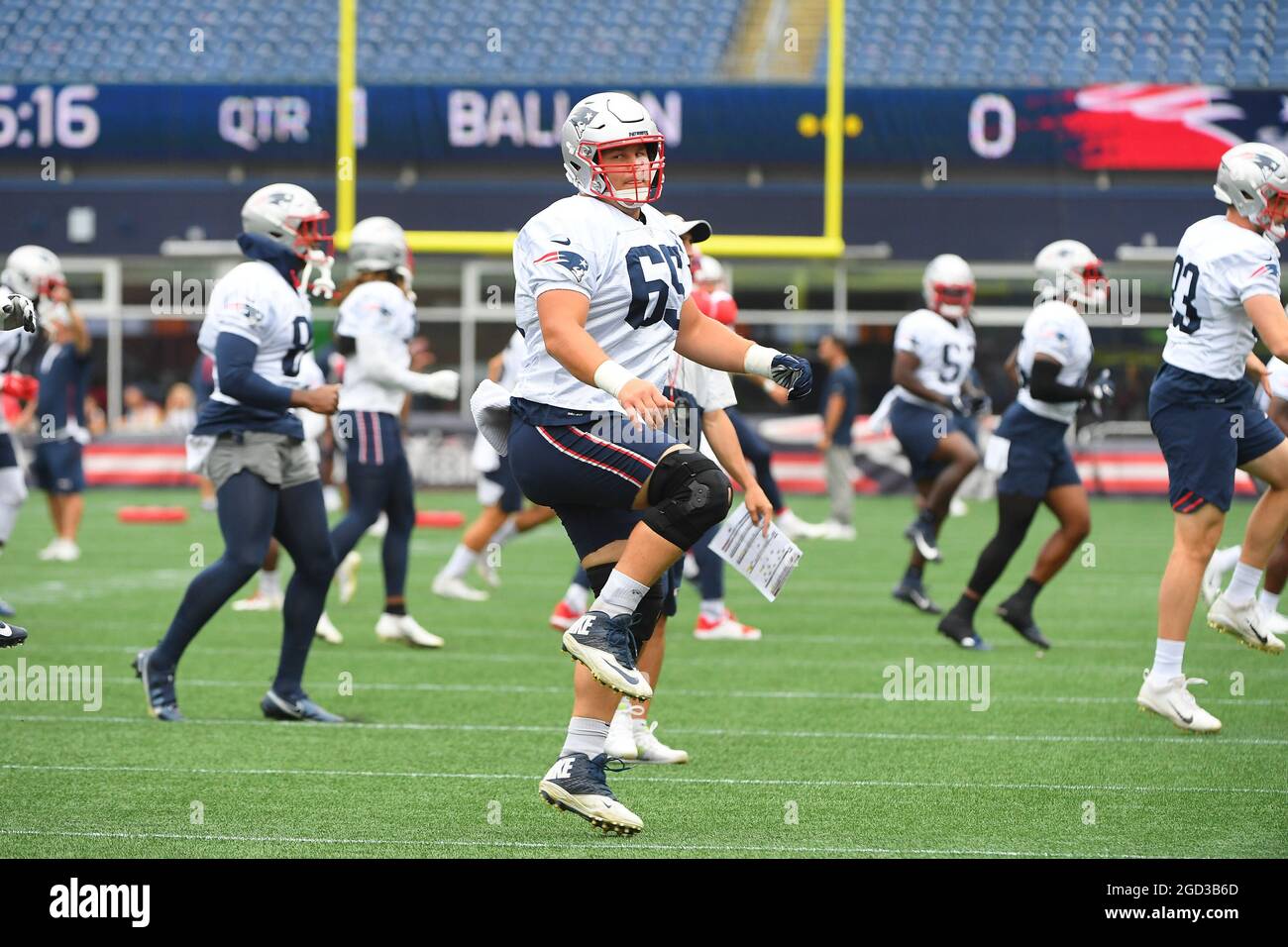 Dienstag, 10. August 2021: James Ferentz (65), Offensivleiter der New England Patriots, zieht sich im Trainingslager der New England Patriots aus dem Gillette Stadium in Foxborough, Massachusetts. Eric Canha/CSM Stockfoto