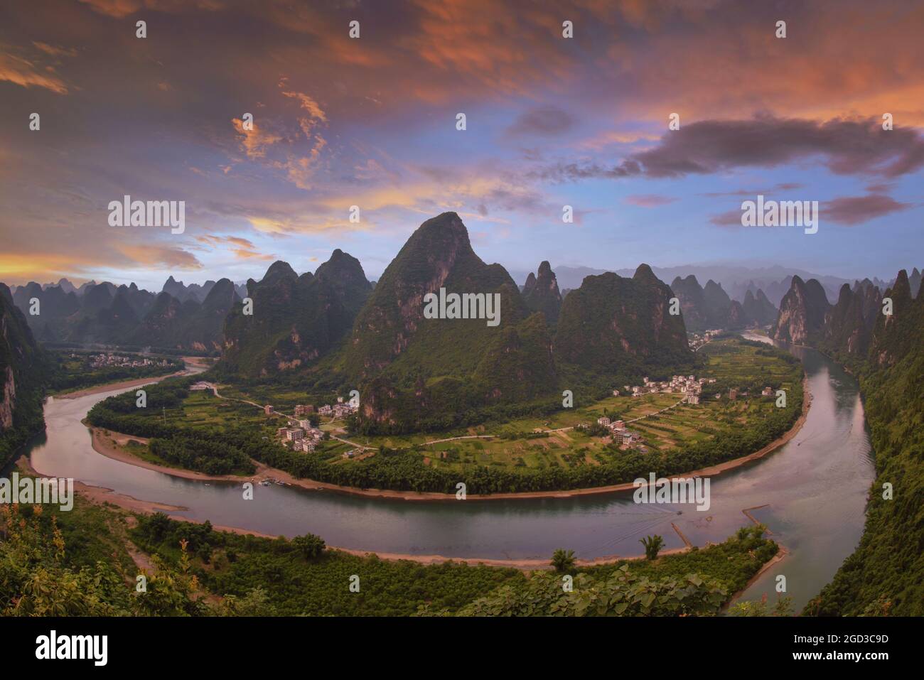 Xianggong Hügellandschaft von Guilin, Li River und Karst Mountains. Xingping, Bezirk Yangshuo, Provinz Guangxi, China. Stockfoto