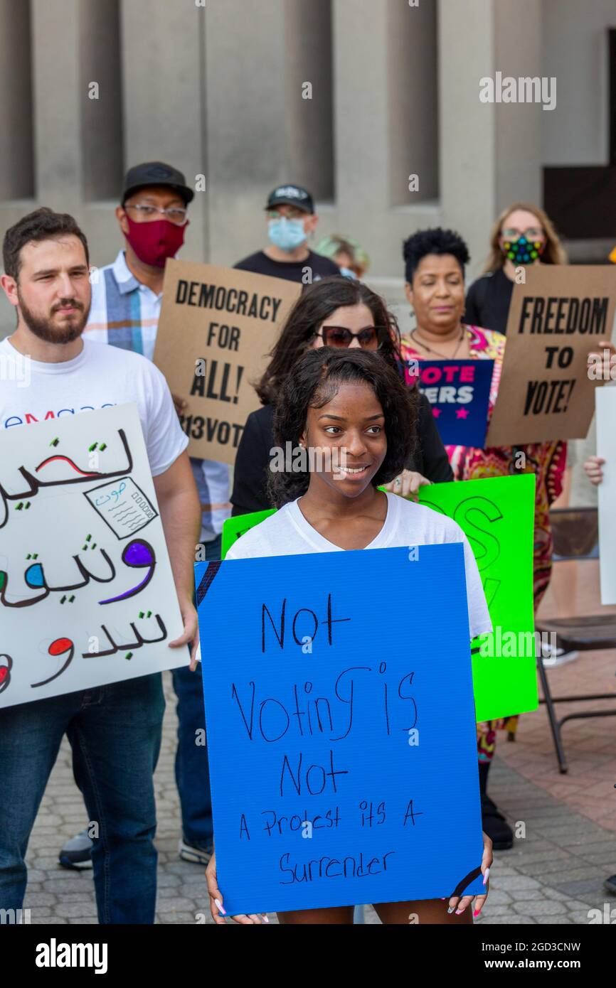Detroit, Michigan, USA. August 2021. Eine Kundgebung lehnt neue Wahlbeschränkungen ab, die seit den Wahlen 2020 in Michigan und anderen Staaten vorgeschlagen wurden. Kredit: Jim West/Alamy Live Nachrichten Stockfoto