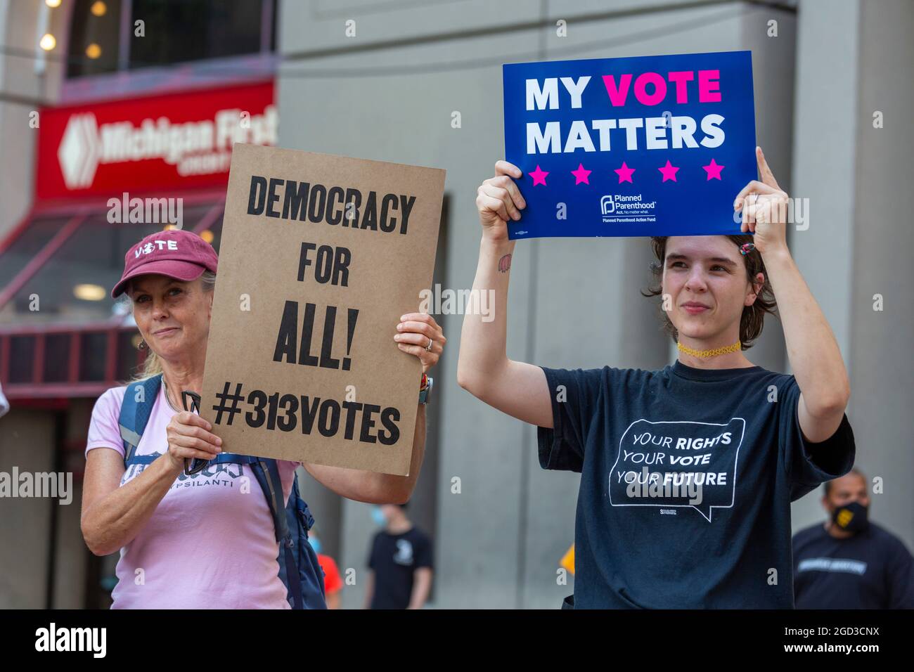 Detroit, Michigan, USA. August 2021. Eine Kundgebung lehnt neue Wahlbeschränkungen ab, die seit den Wahlen 2020 in Michigan und anderen Staaten vorgeschlagen wurden. Kredit: Jim West/Alamy Live Nachrichten Stockfoto