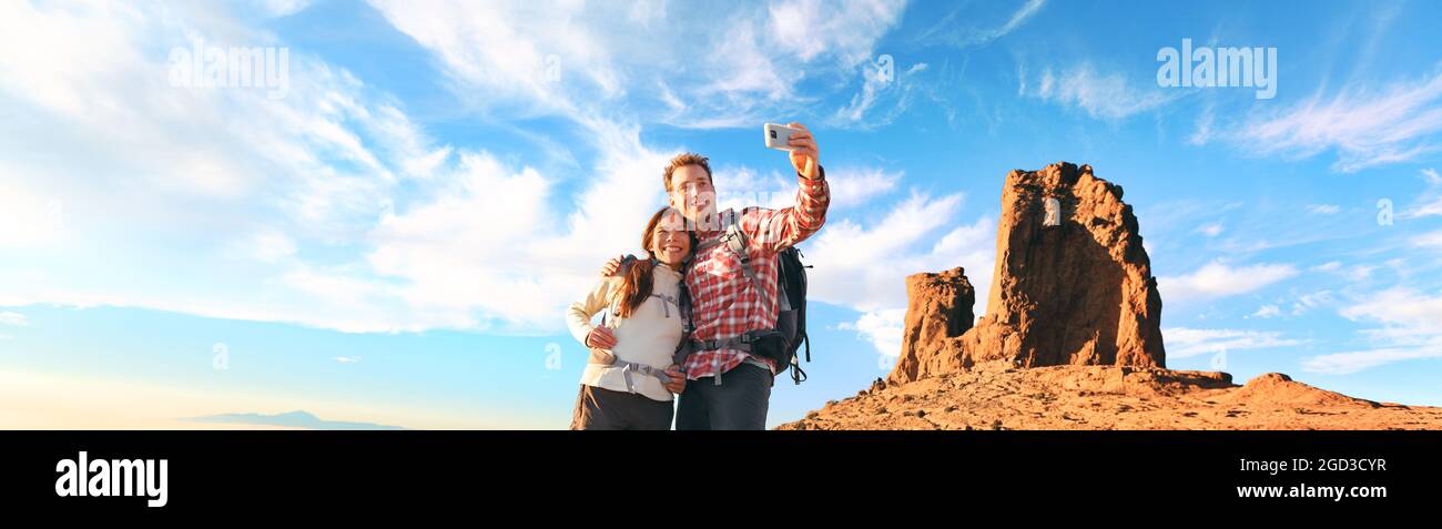 Selfie-Touristen fotografieren mit dem Handy auf dem Gipfel der Bergwanderung Panorama. Naturwanderung Paar Wanderer wandern mit Rucksäcken in Europa Stockfoto
