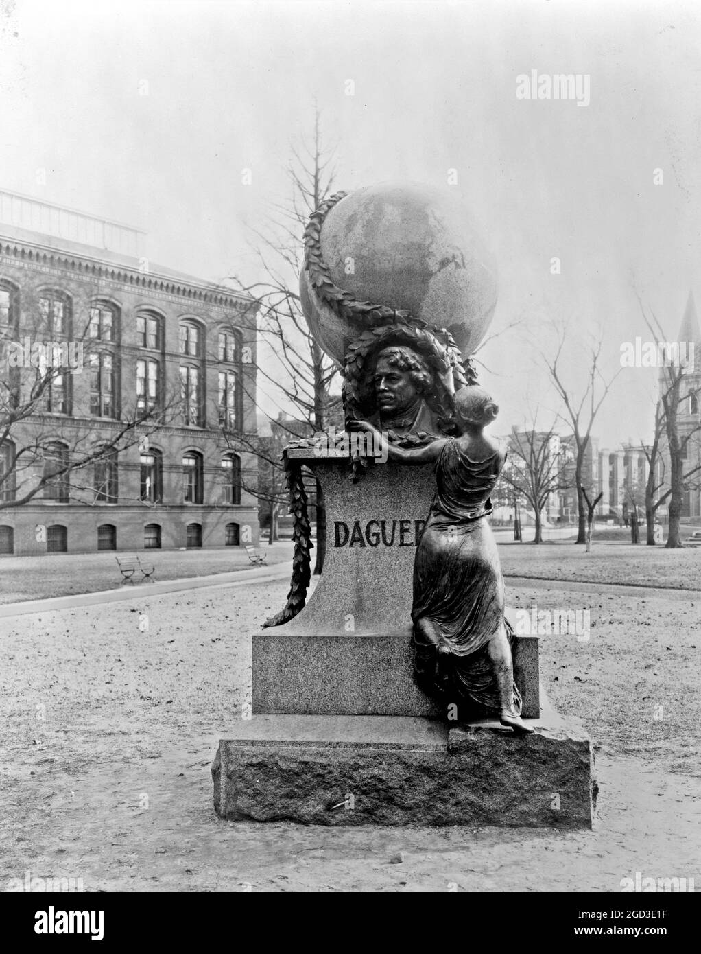 Denkmal für Louis Daguerre auf dem Smithsonian Gelände, Washington, D.C. Ca. [Zwischen 1909 und 1932] Stockfoto