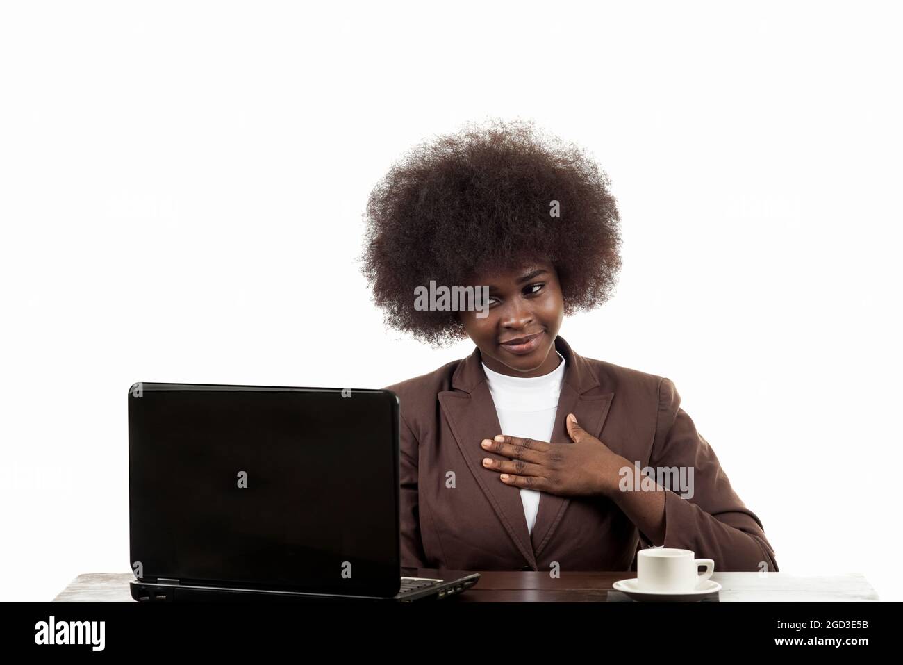 Junge, schwarze, lateinamerikanische Geschäftsführerin aus Latina, mit afro-Haaren, mit selbstbewusster Geste und Blick auf ihren Laptop, auf weißem Hintergrund Stockfoto