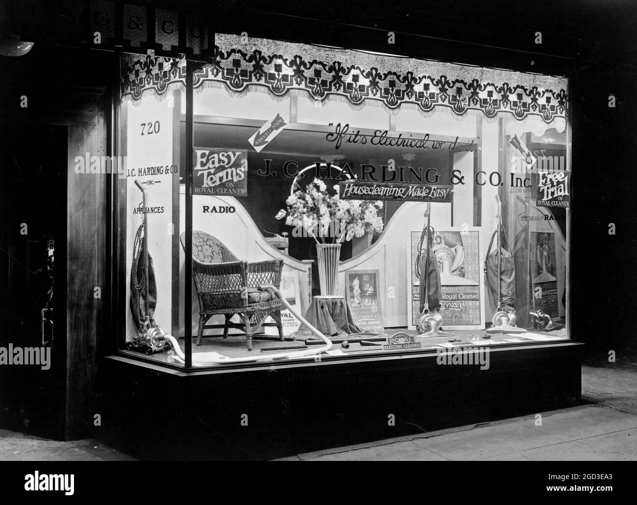 Staubsauger auf dem Display im J.C. Harding & Co., wahrscheinlich in Washington, D.C. Ca. 1909 Stockfoto