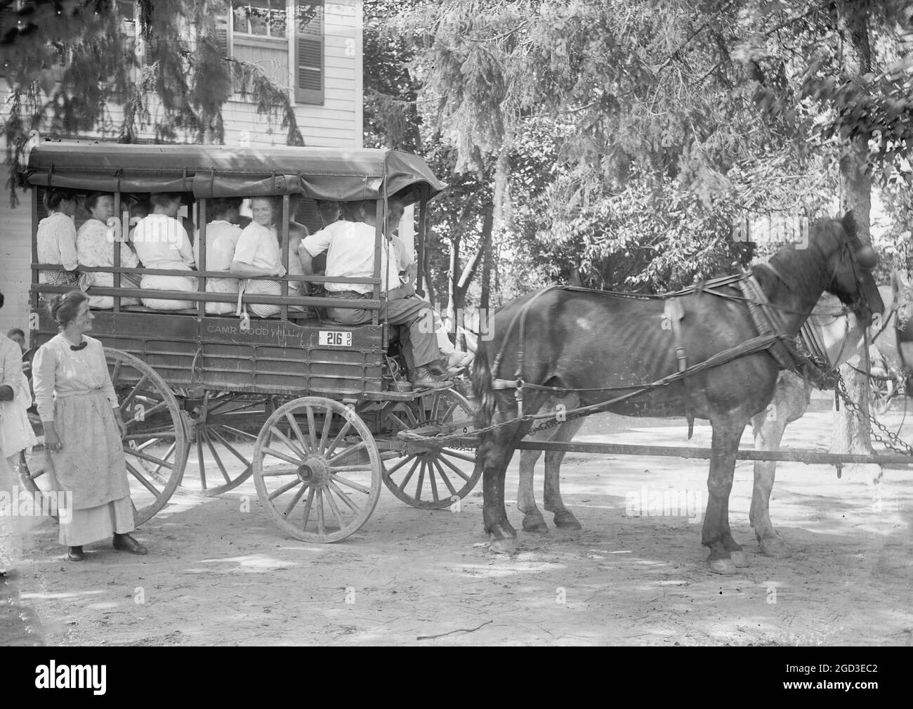 Ein Pferd, das einen Personenwagen im Camp Goodwill zieht, ca. zwischen 1910 und 1920 Stockfoto