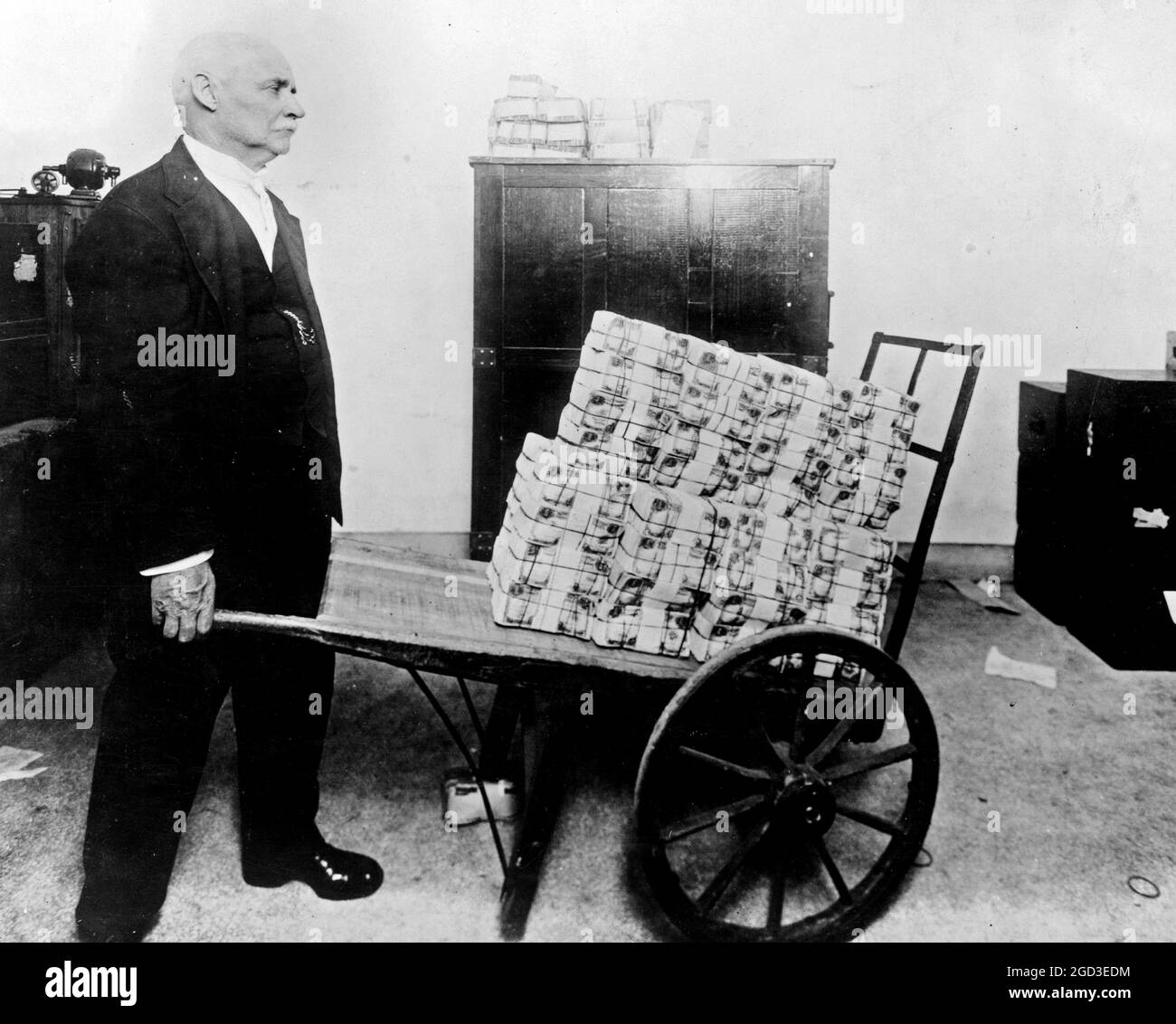 Finanzministerium. Eine 75.000-Milliarden-Schubkarre verstümmelten Geldes auf dem Weg zu den Gewölben. Mitarbeiter im Bild hat Schubkarre auf Rädern 50 Jahre ca. 1909 Stockfoto