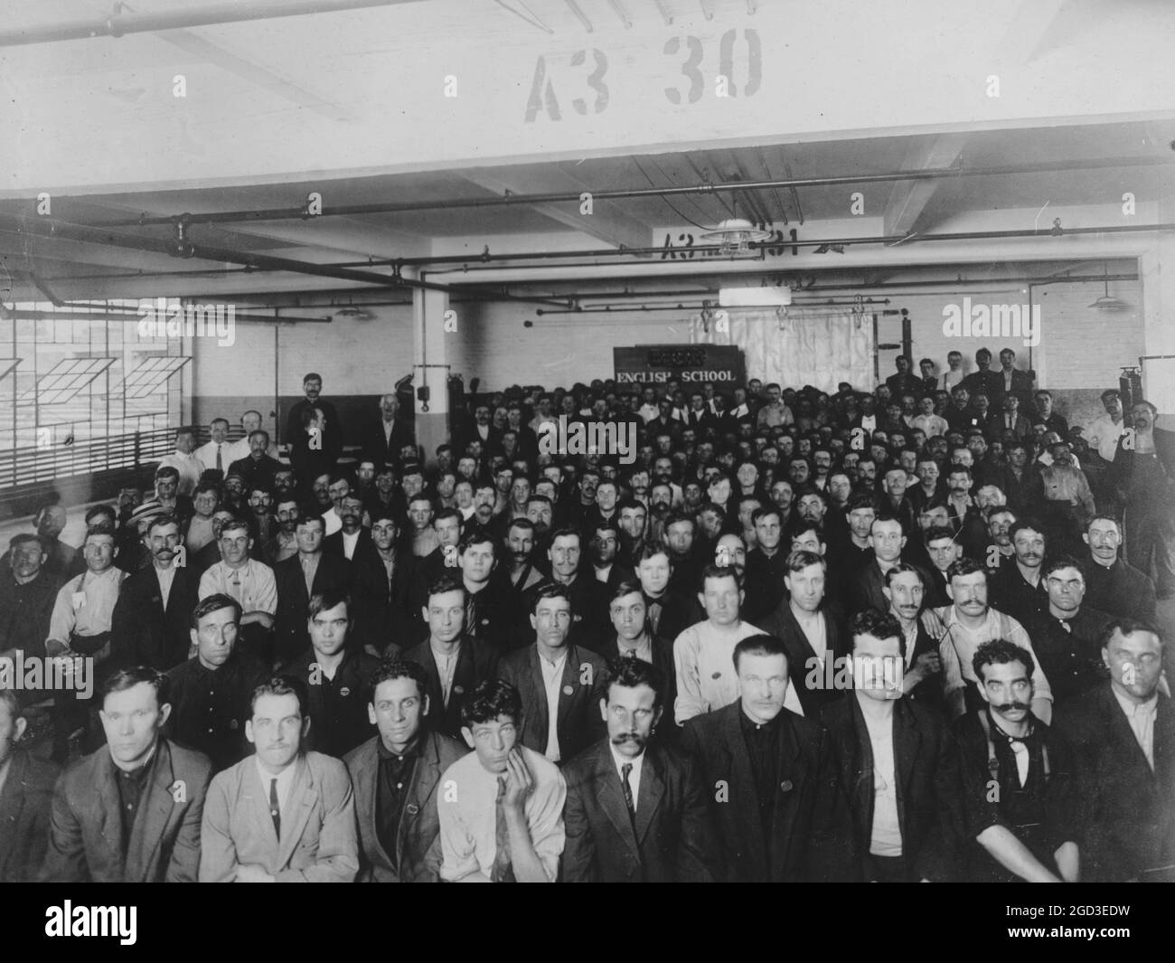 Immigranten in der englischen Klasse, die vom Ausbildungsdienst des Arbeitsministeriums in der Ford Motor Co. Factory, Detroit, Michigan ca. 1909 Stockfoto