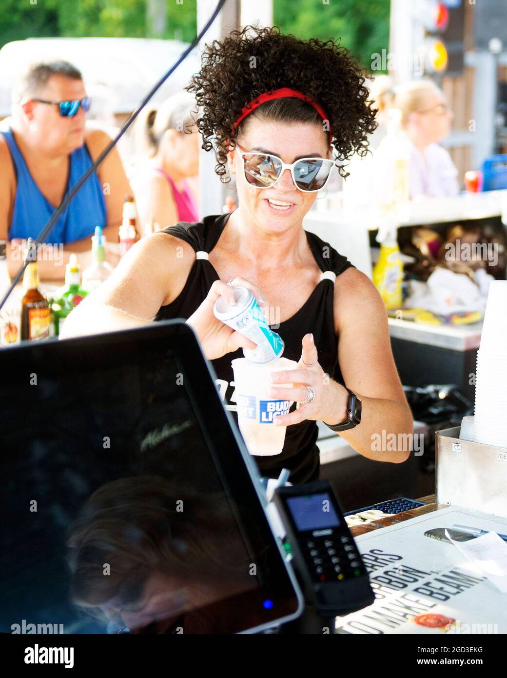 Gahanna, Ohio, USA. 10. August 2021. Jaquen Moser serviert Getränke bei der Joe Blystone Rally in Gahanna, Ohio. Blystone ist ein Republikaner, der 2022 für den Gouverneur von Ohio läuft. Kredit: Brent Clark/Alamy Stockfoto