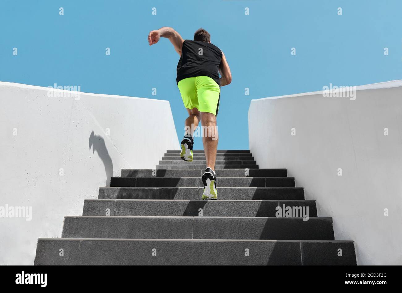 Treppen trainieren Fitess Mann läuft schnell die Treppe hoch für hiit Cardio-Workout laufen im Outdoor-Fitness-Studio. Sport aktiv Athlet Lifestyle Training Beine Stockfoto