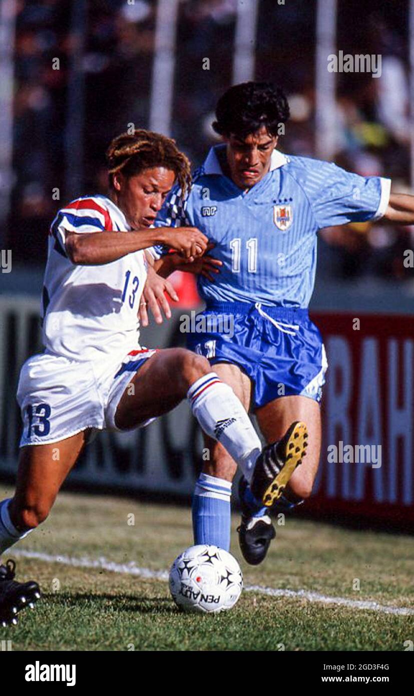 COBI Jones aus den Vereinigten Staaten kämpft in einem Copa AmericaA-Spiel von 1993 gegen Adrian Paz aus Uruguay in Ambato, Ecuador. Stockfoto