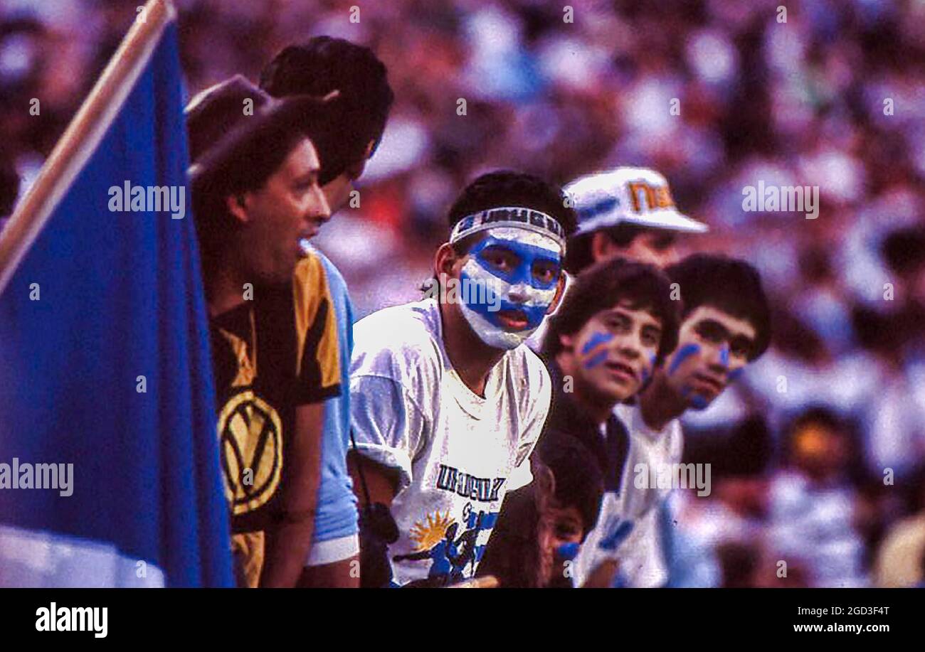 Uruguayische Fußballfans beim Marlboro Cup-Fußballturnier im Orange Bowl, Miami, am 8. Februar 1990. Stockfoto