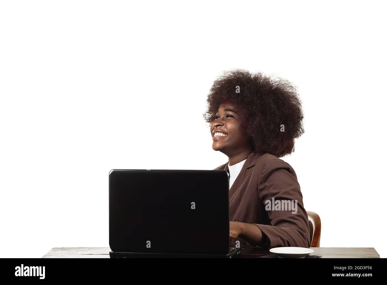 Die junge, schwarze, lateinamerikanische Geschäftsführerin aus Latina, mit afro-Haaren, lächelt in ihrem Büro auf weißem Hintergrund Stockfoto