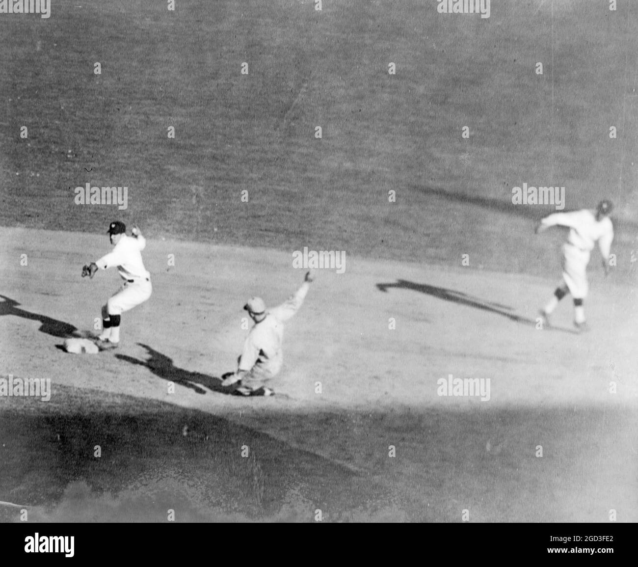 Washington Fielder markiert die zweite Basis vor dem gleitenden Basisläufer und dreht sich um den Ball auf die erste Basis zu werfen, um ein Doppelspiel während des Baseballspiels ca. zwischen 1910 und 1930 zu absolvieren Stockfoto