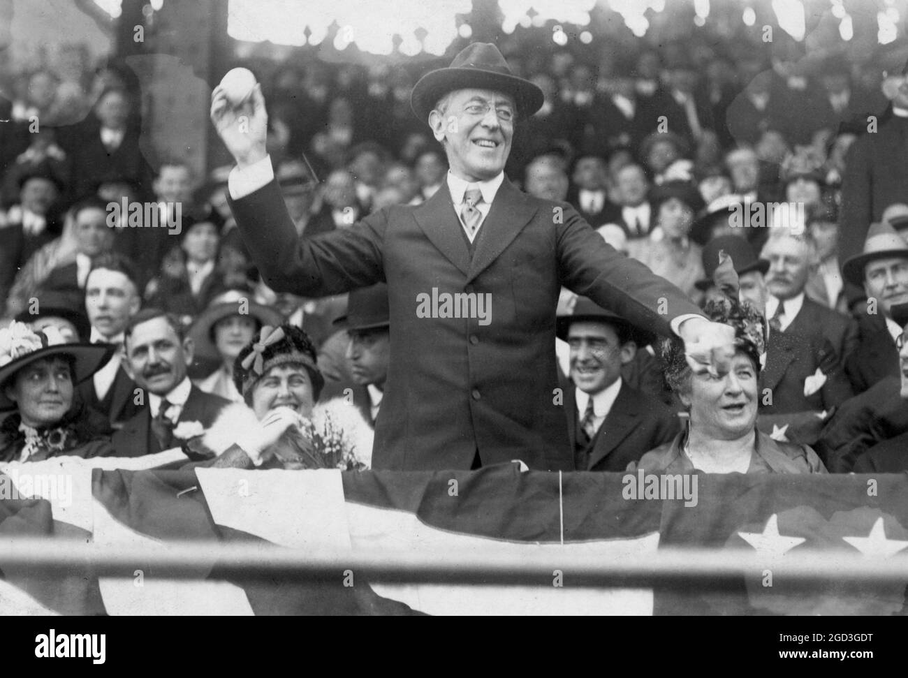 Präsident Woodrow Wilson wirft den ersten Ball aus, Eröffnungstag, 1916; unter den Anwesenden sind Edith Bolling galt Wilson und Mrs. John A. (Ida) Wilson Ca. 1916 Stockfoto