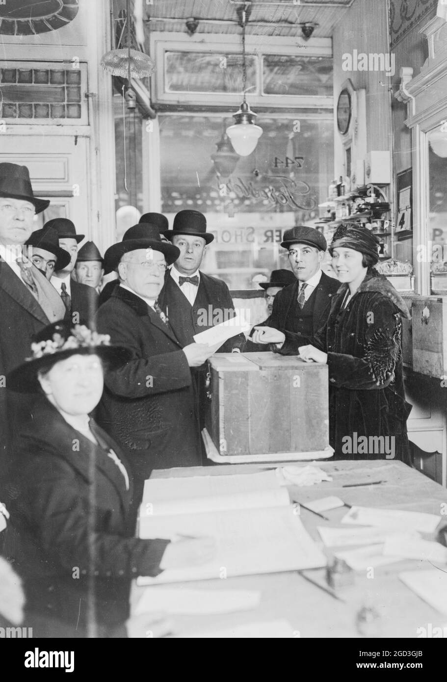 Labour-Chef ein Wähler - Samuel Gompers, Präsident der American Federation of Labor, gab in seinem Heimatbezirk Ca. 1910 Stockfoto