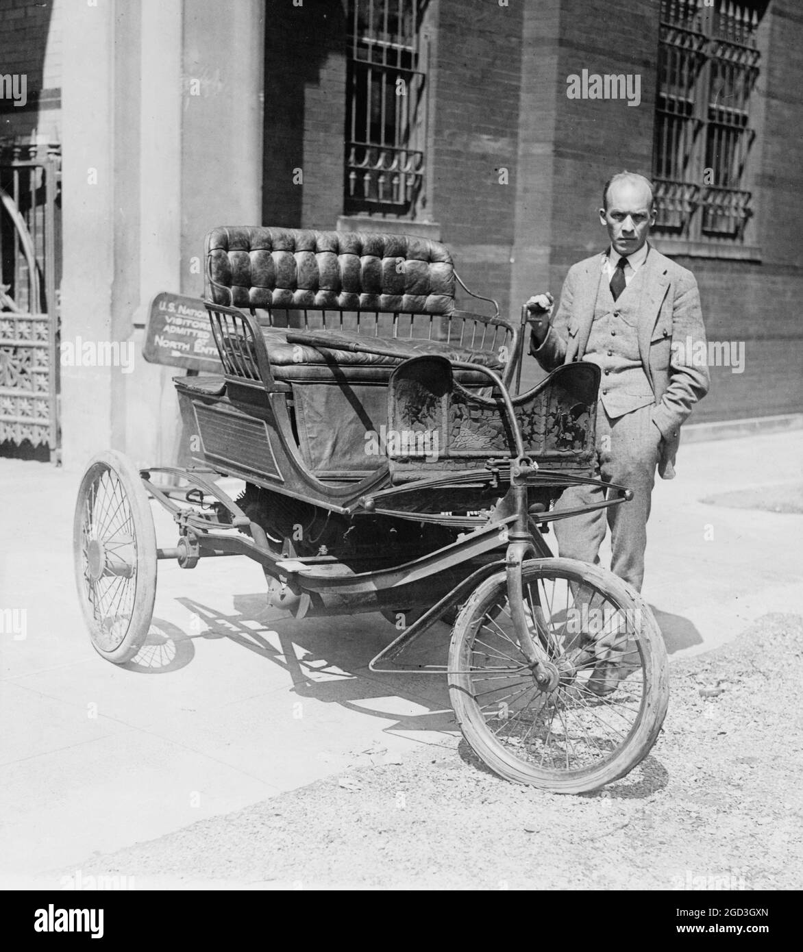 Carl W. Mitman, Kurator für Ingenieurwesen der Smithsonian Institution, fotografiert mit einem dreirädrigen Automobil, das vor kurzem von dieser Institution erworben wurde - dieses alte Auto gewann 1909 den ersten Preis in einer Parade in New York, als das älteste Fahrzeug, das unter seiner eigenen Kraft fährt, ca. 1924 Stockfoto