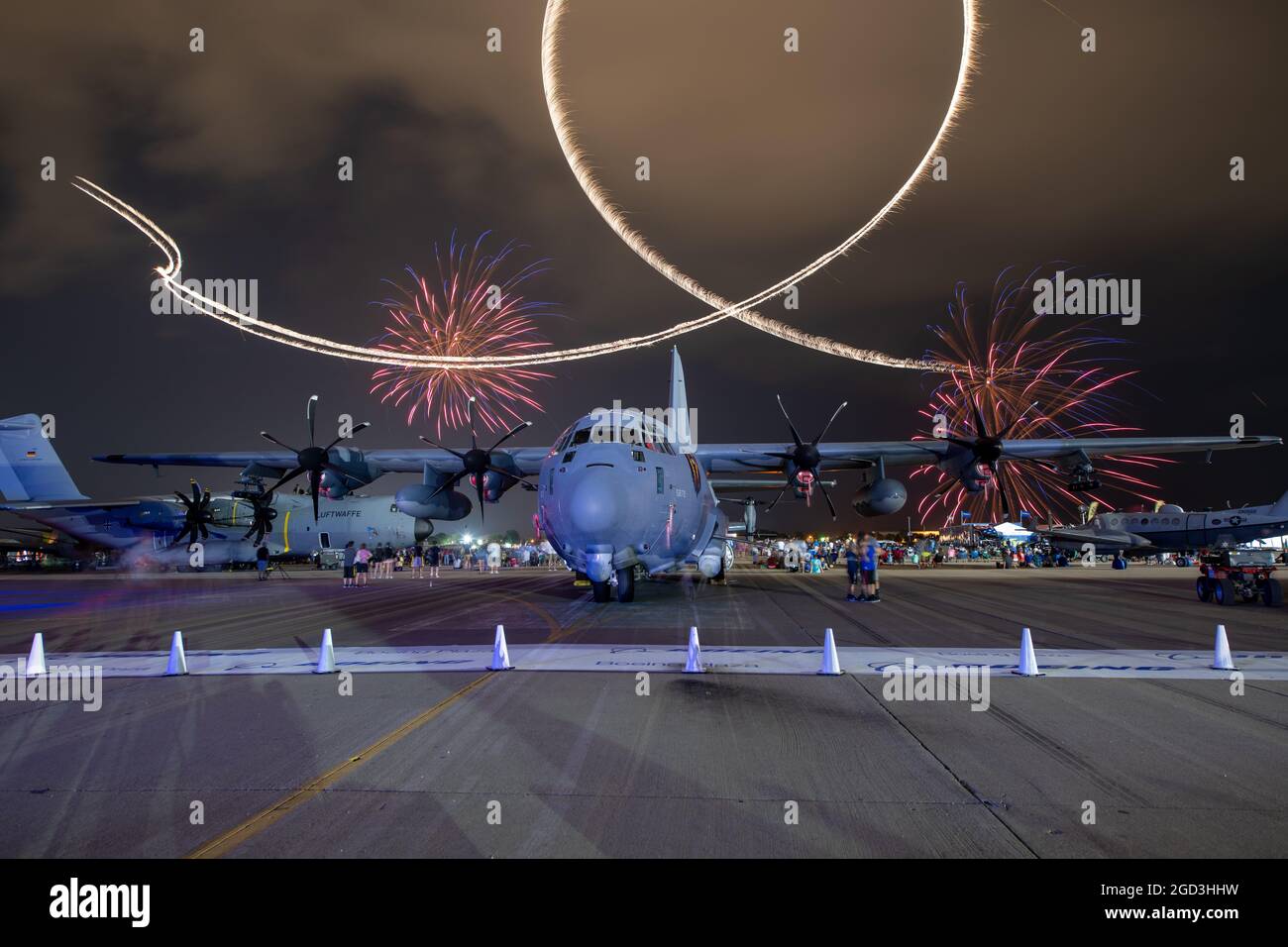 Oshkosh, WI - 27. Juli 2021: Ein AC-130J Ghostrider-Kanonenschiff von AFSOC bei EAA in Oshkosh mit Feuerwerk Stockfoto