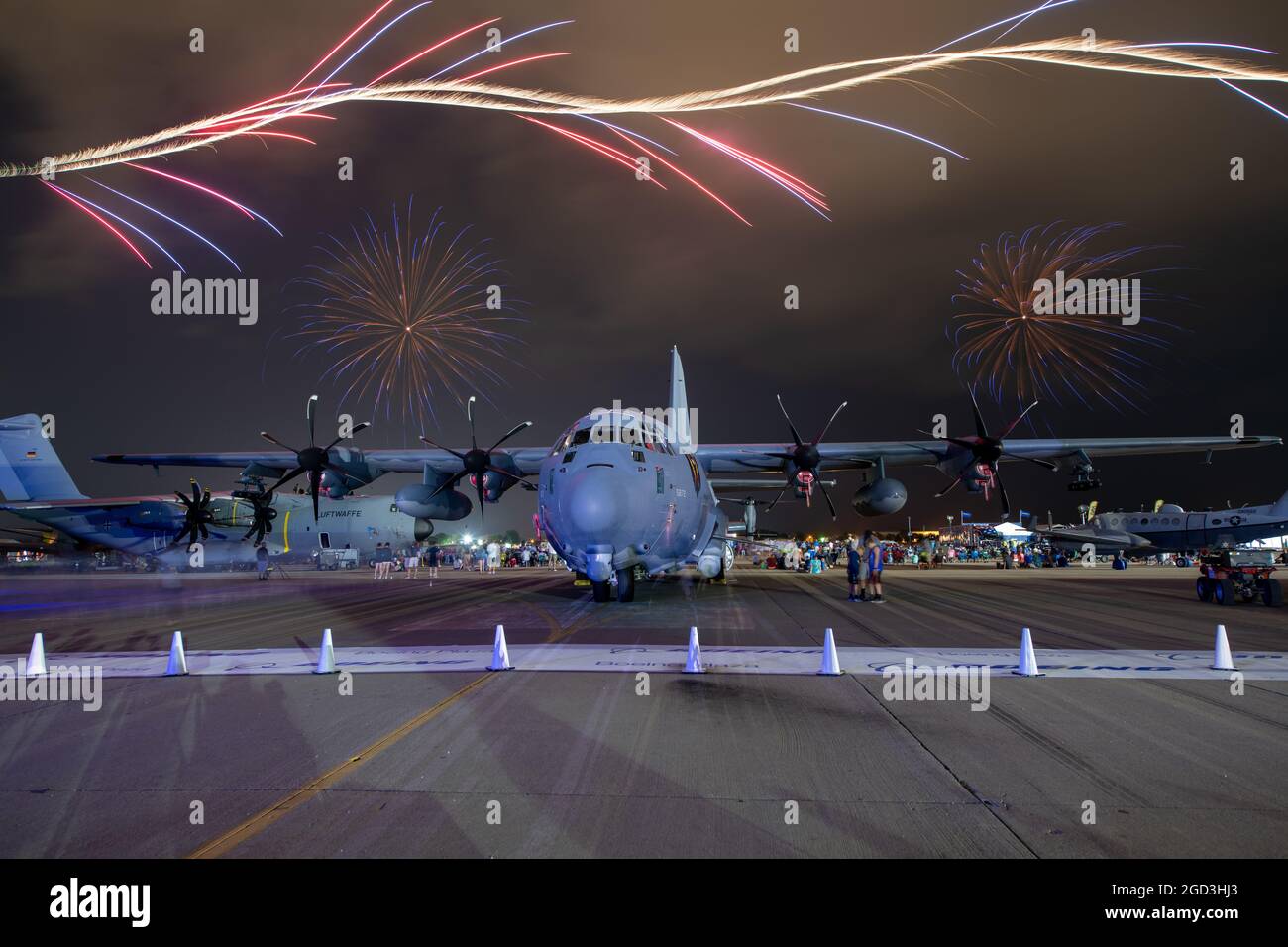 Oshkosh, WI - 27. Juli 2021: Ein AC-130J Ghostrider-Kanonenschiff von AFSOC bei EAA in Oshkosh mit Feuerwerk Stockfoto