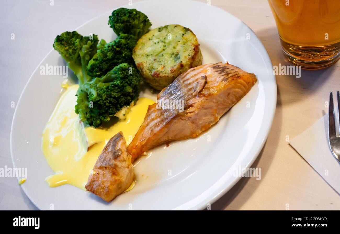 Lachsfilet mit Gemüse Stockfoto