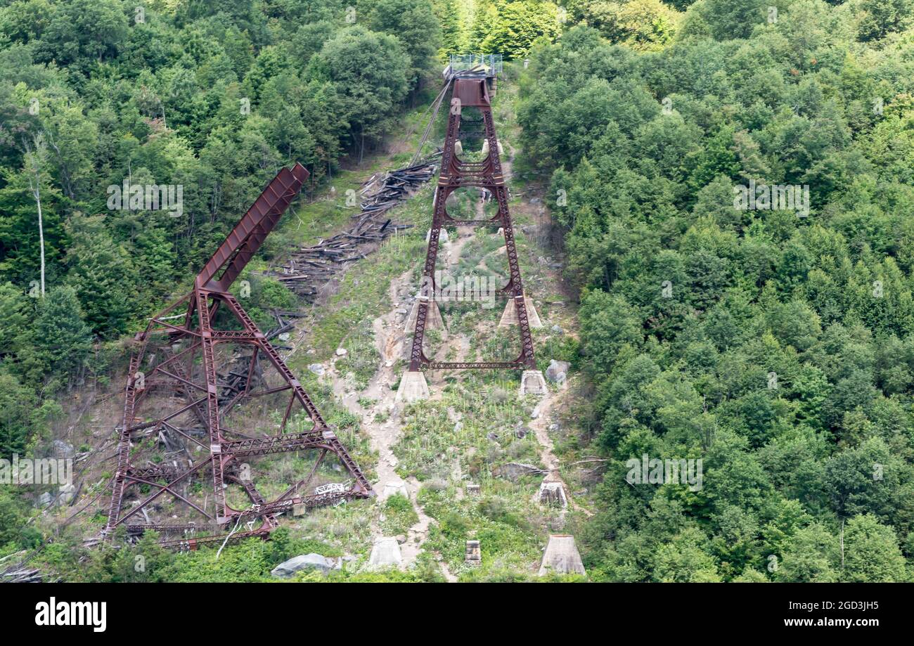 Ein Teil des Schuttfeldes von einem Tornado im Jahr 2003 im Kinzua Bridge State Park, einem Zugstrang, der 1882 in Mt Jewett, Pennsylvania, USA, gebaut wurde Stockfoto