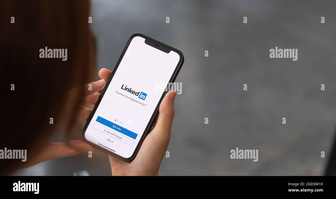 CHIANG MAI, THAILAND - APR 4, 2021: IPhone 12 mit LinkedIn-Anwendung auf dem Bildschirm. LinkedIn ist ein geschäftsorientierter Social-Networking-Service Stockfoto