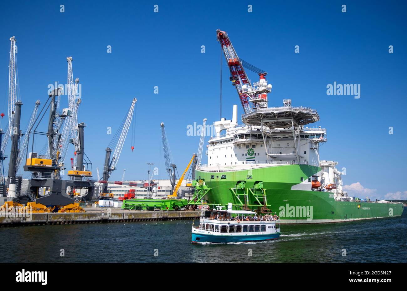 Rostock, Deutschland. August 2021. Das Spezialschiff 'Orion 1' ist wieder am Ausbaukai des Kranherstellers Liebherr im Rostocker Hafen vertäut. Nach dem Unfall bei der Erprobung des 5,000-Tonnen-Krans im Mai 2020 wurde das beschädigte Schiff in einer polnischen Werft repariert und vermessen. In den kommenden Monaten plant der Kranhersteller, einen neuen Schwerlastkran zu montieren. (To dpa 'Rekonstruktion des Krans des 'Orion' wird vorbereitet') Quelle: Jens Büttner/dpa-Zentralbild/ZB/dpa/Alamy Live News Stockfoto