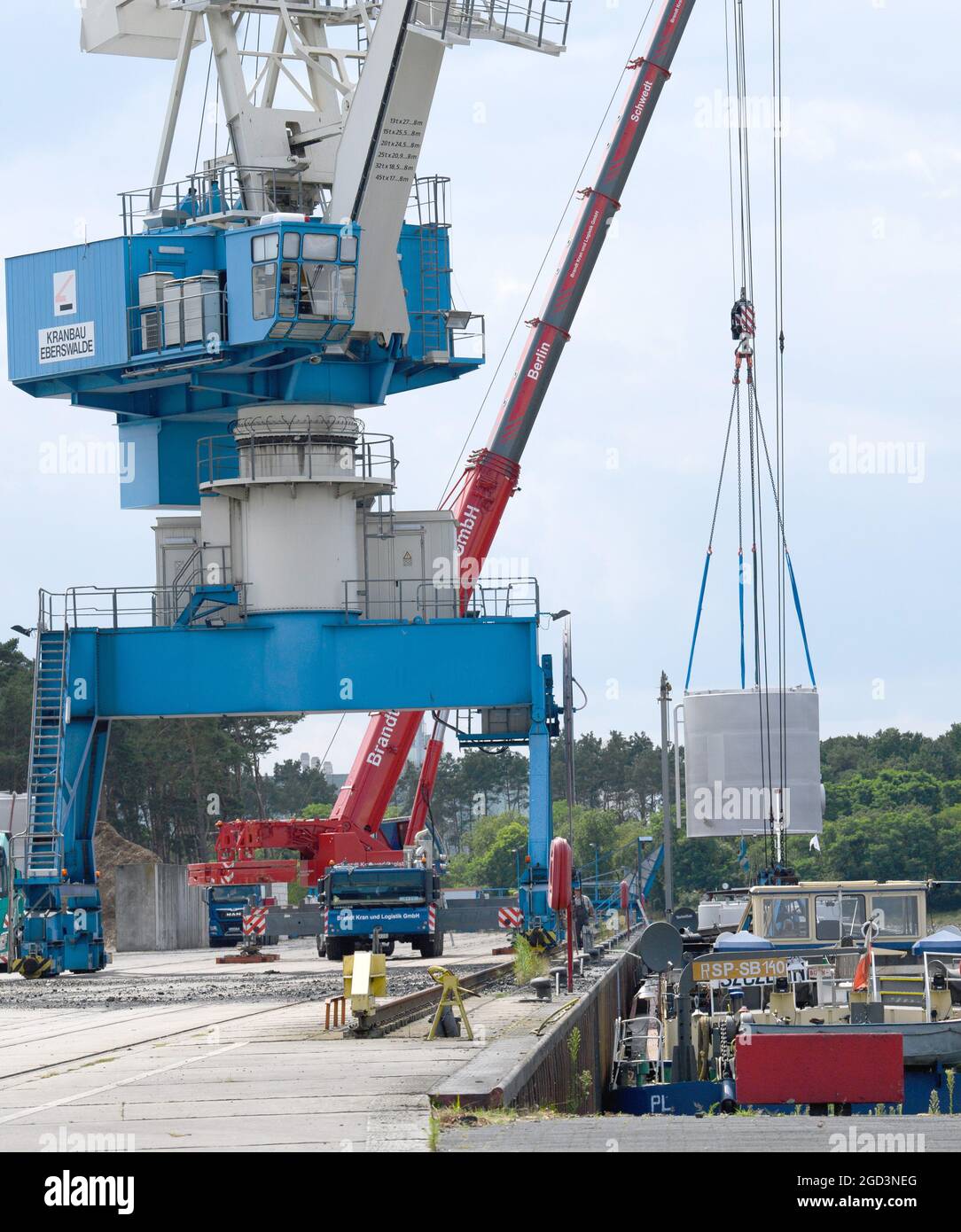 29. Juli 2021, Brandenburg, Schwedt: Der Schwedt-Hafen der Technischen Werke (Tochtergesellschaft des Stadtwerks). Mit Schienen- und Straßenverbindungen ist der Binnenhafen für alle Ladungstypen geeignet und mit zwei Portalkranen, einer Ladevorrichtung für Container, einer Schwerlastplatte und einer Roll-on-Roll-off-Anlage ausgestattet. Eine Besonderheit der Region ist die Misch- und Abfüllanlage für Flüssigdünger, die seit 2019 automatisch in Betrieb ist. Auf dem rund 30 Hektar großen Gelände mit Industriepark wurden Flächen für die Ansiedlung von Unternehmen entwickelt Stockfoto