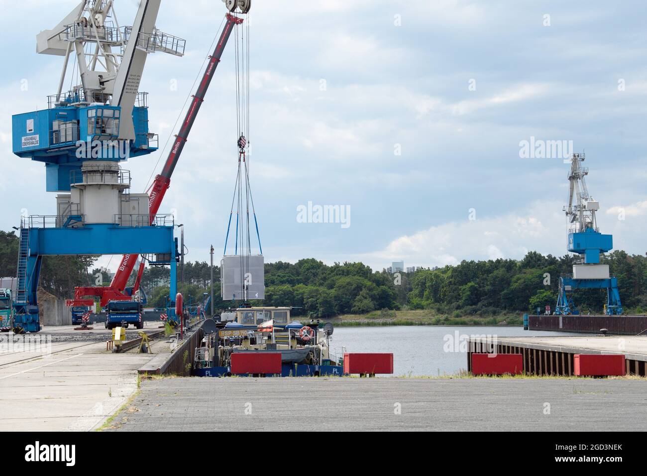 29. Juli 2021, Brandenburg, Schwedt: Der Schwedt-Hafen der Technischen Werke (Tochtergesellschaft des Stadtwerks). Mit Schienen- und Straßenverbindungen ist der Binnenhafen für alle Ladungstypen geeignet und mit zwei Portalkranen, einer Ladevorrichtung für Container, einer Schwerlastplatte und einer Roll-on-Roll-off-Anlage ausgestattet. Eine Besonderheit der Region ist die Misch- und Abfüllanlage für Flüssigdünger, die seit 2019 automatisch in Betrieb ist. Auf dem rund 30 Hektar großen Gelände mit Industriepark wurden Flächen für die Ansiedlung von Unternehmen entwickelt Stockfoto