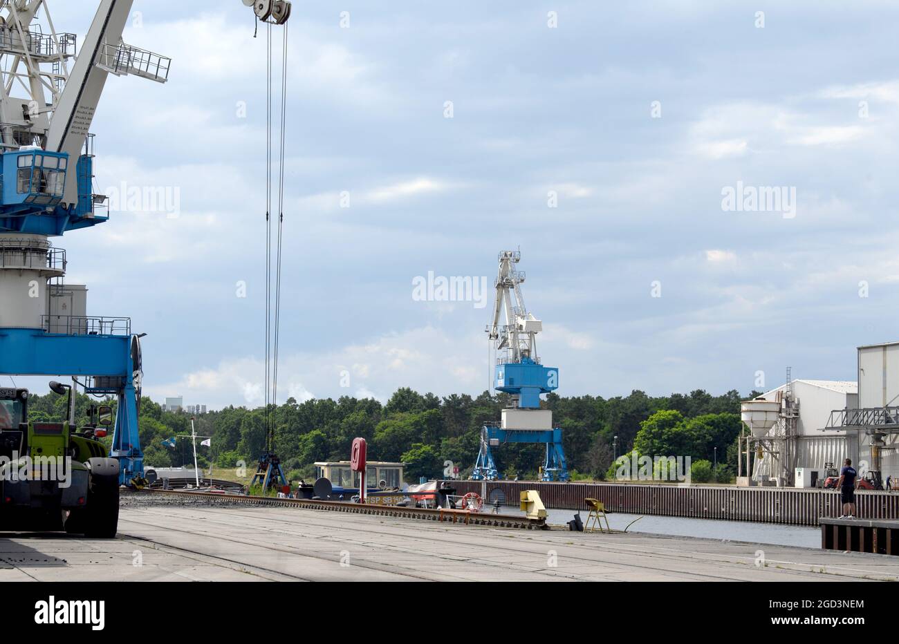 29. Juli 2021, Brandenburg, Schwedt: Der Schwedt-Hafen der Technischen Werke (Tochtergesellschaft des Stadtwerks). Mit Schienen- und Straßenverbindungen ist der Binnenhafen für alle Ladungstypen geeignet und mit zwei Portalkranen, einer Ladevorrichtung für Container, einer Schwerlastplatte und einer Roll-on-Roll-off-Anlage ausgestattet. Eine Besonderheit der Region ist die Misch- und Abfüllanlage für Flüssigdünger, die seit 2019 automatisch in Betrieb ist. Auf dem rund 30 Hektar großen Gelände mit Industriepark wurden Flächen für die Ansiedlung von Unternehmen entwickelt Stockfoto