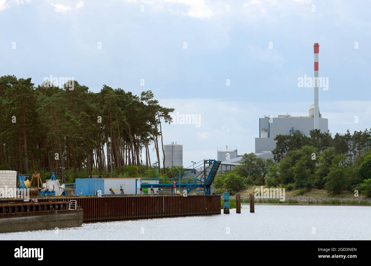 29. Juli 2021, Brandenburg, Schwedt: Der Schwedt-Hafen der Technischen Werke (Tochtergesellschaft des Stadtwerks). Mit Schienen- und Straßenverbindungen ist der Binnenhafen für alle Ladungstypen geeignet und mit zwei Portalkranen, einer Ladevorrichtung für Container, einer Schwerlastplatte und einer Roll-on-Roll-off-Anlage ausgestattet. Eine Besonderheit der Region ist die Misch- und Abfüllanlage für Flüssigdünger, die seit 2019 automatisch in Betrieb ist. Auf dem rund 30 Hektar großen Gelände mit Industriepark wurden Flächen für die Ansiedlung von Unternehmen entwickelt Stockfoto