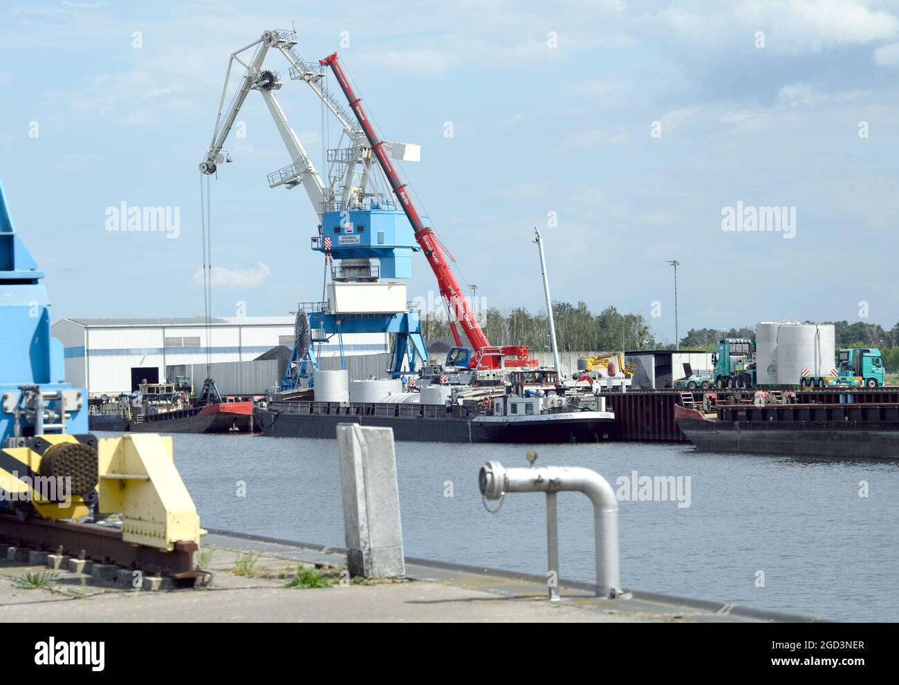 29. Juli 2021, Brandenburg, Schwedt: Der Schwedt-Hafen der Technischen Werke (Tochtergesellschaft des Stadtwerks). Mit Schienen- und Straßenverbindungen ist der Binnenhafen für alle Ladungstypen geeignet und mit zwei Portalkranen, einer Ladevorrichtung für Container, einer Schwerlastplatte und einer Roll-on-Roll-off-Anlage ausgestattet. Eine Besonderheit der Region ist die Misch- und Abfüllanlage für Flüssigdünger, die seit 2019 automatisch in Betrieb ist. Auf dem rund 30 Hektar großen Gelände mit Industriepark wurden Flächen für die Ansiedlung von Unternehmen entwickelt Stockfoto