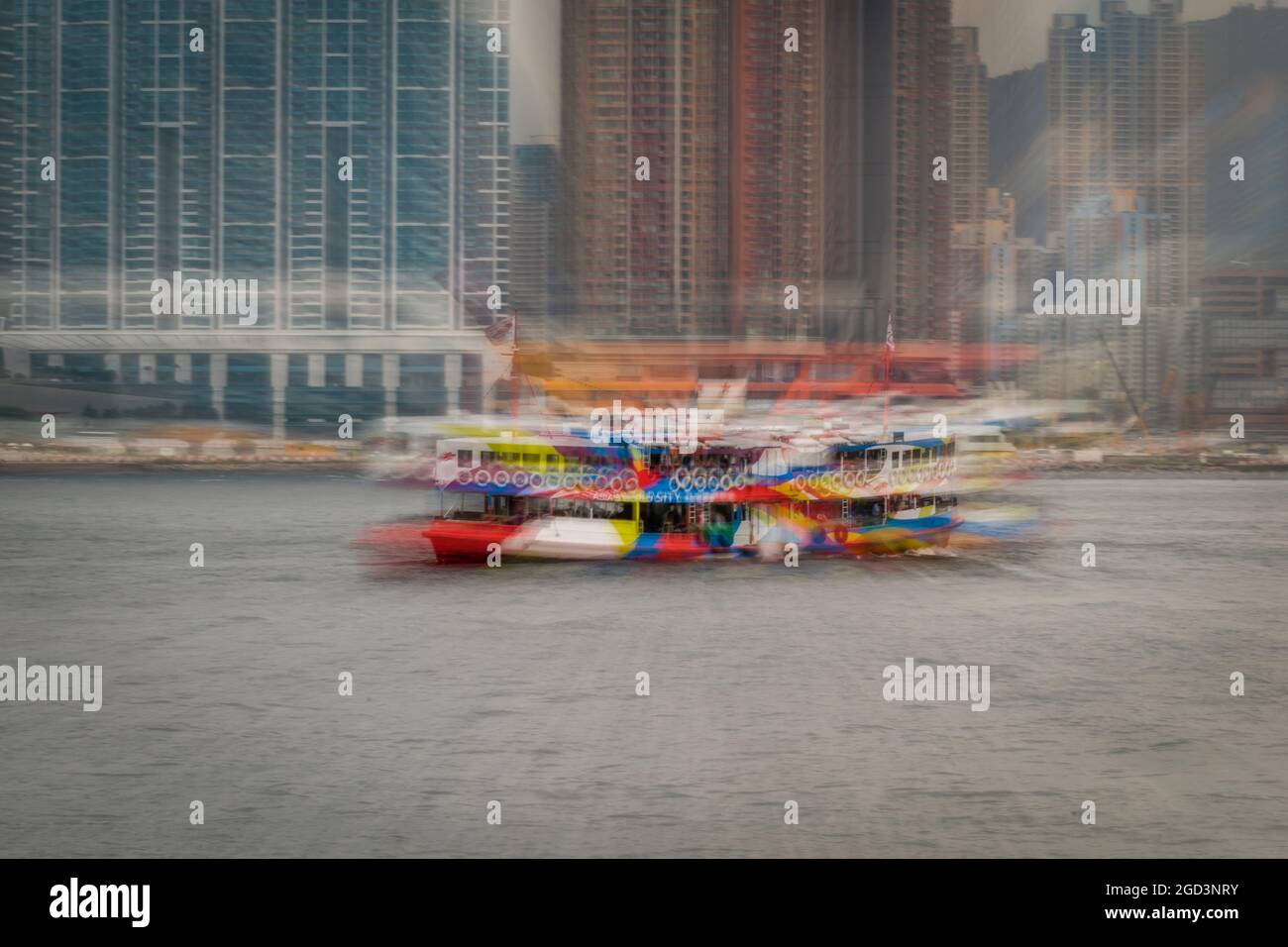 Zoom Blur Behandlung des 'Night Star', einer der Star Ferry Flotte, vorbei an den Hochhäusern des Union Square, West Kowloon Stockfoto