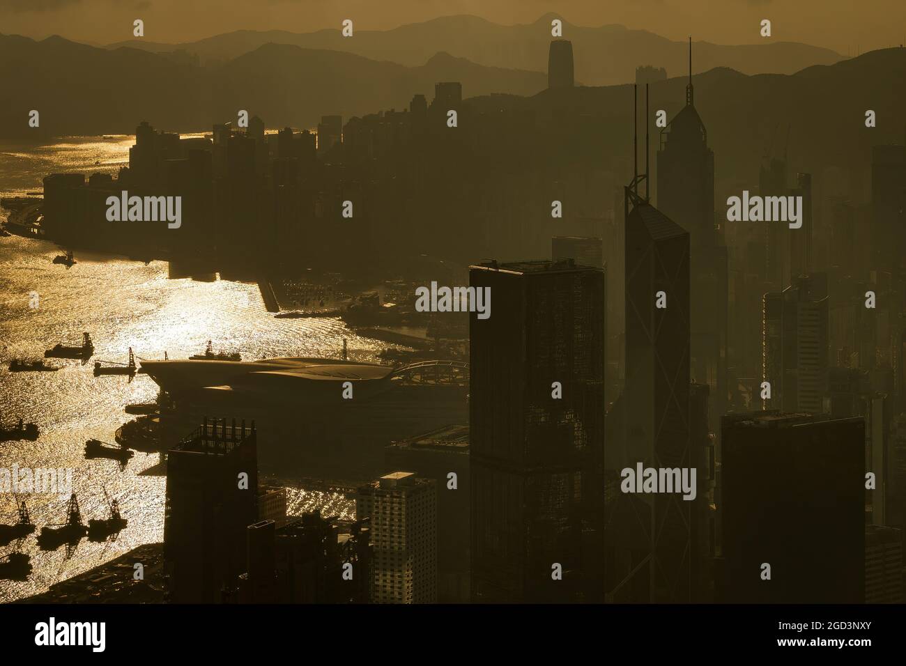 Stimmungsbehandlung der Wolkenkratzer und Hochdichteentwicklung von Central, Hong Kong Island, an einem trüben Tag kurz nach Sonnenaufgang Stockfoto