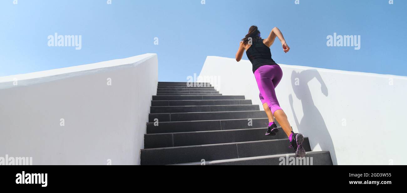 Treppen Laufen Workout Athlet Läuferin Frau Joggen hiit Step Up Staircase High Intensity Intervall Training. Panoramischer Banner aktiver Menschen Stockfoto