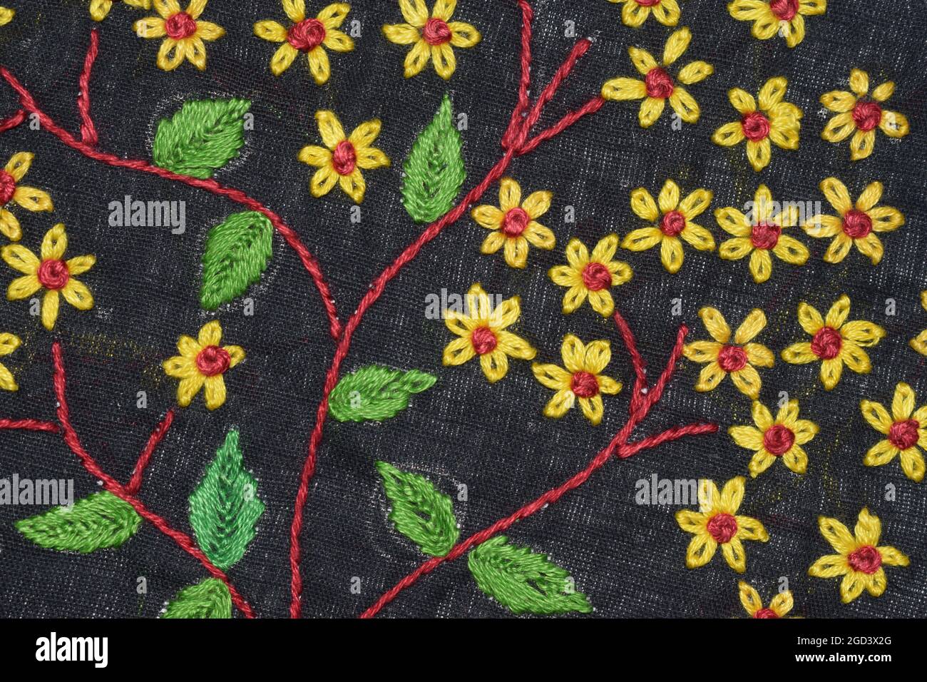 Mini Lazy Gänseblümchen genäht Blumen-Design auf schwarzem Stoff mit Blatt-Stich und Stiel-Stich-Blätter, winzig Stickerei-Design Stockfoto