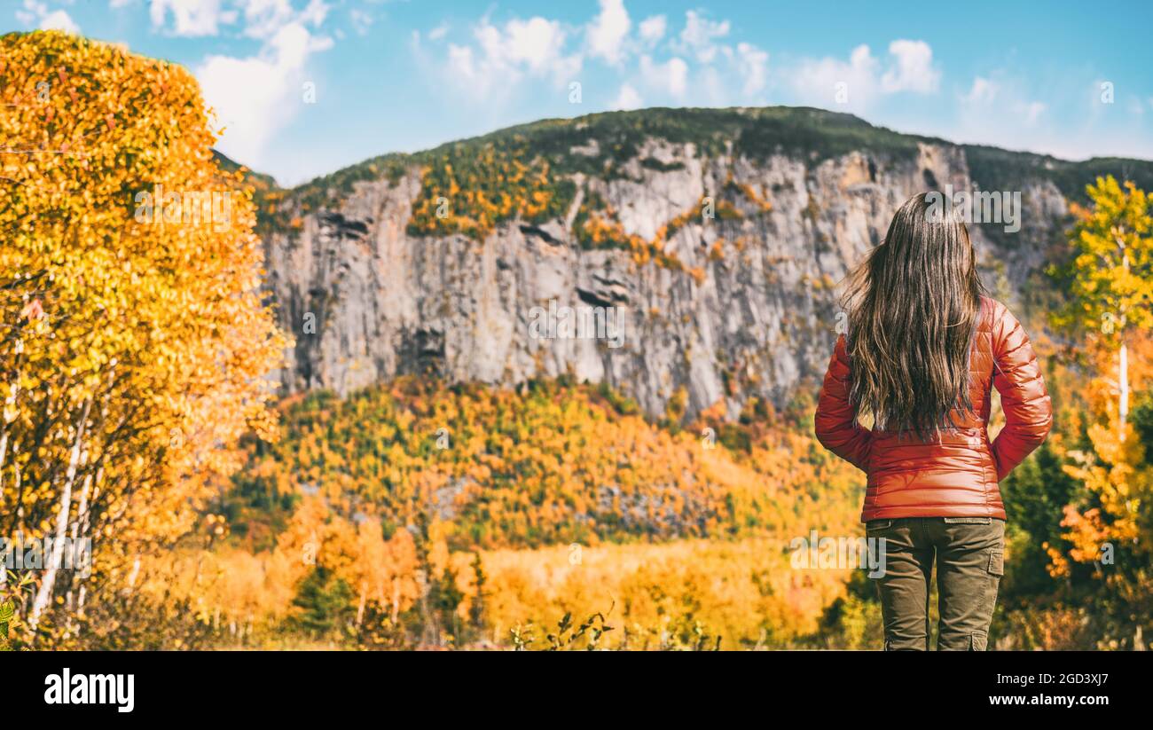 Herbstwanderung Frau Tourist Wandern in der Natur im Freien von Quebec Reise Herbst Ziel Hautes Gorges de la Malbaie, Charlevoix, Kanada Urlaub. Stockfoto
