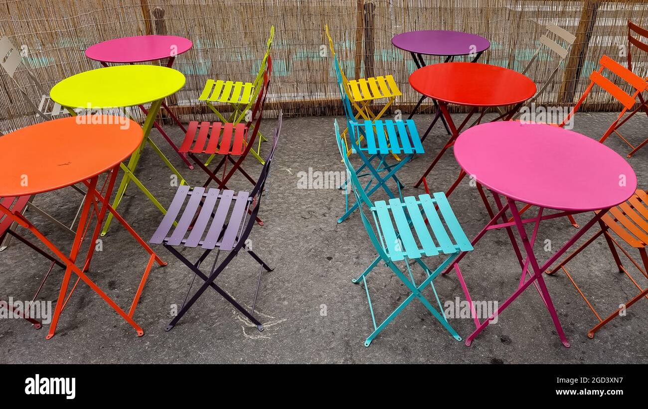 Bunte Stühle und Tische, Gartenmöbel in verschiedenen Farben, unpassende  Farben, außen ausgekleidet Stockfotografie - Alamy