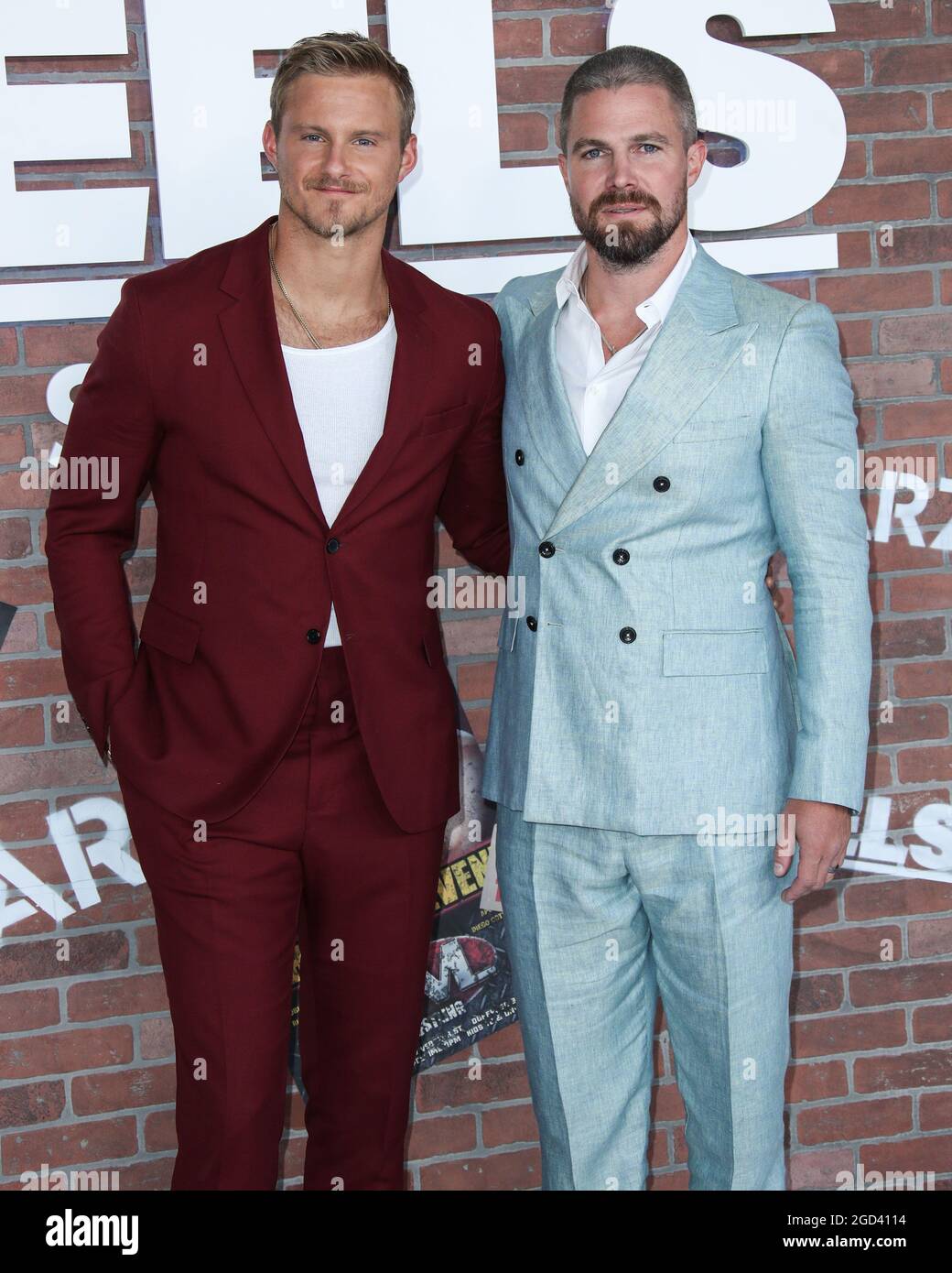 Los Angeles, Usa. August 2021. LOS ANGELES, KALIFORNIEN, USA - 10. AUGUST: Schauspieler Alexander Ludwig (mit einem Paul Smith Anzug, Christian Louboutin Schuhen, einem Montblanc Wasser und David Yurman Schmuck) und Stephen Amell (mit einem Giorgio Armani Anzug mit Scarosso Schuhen) Kommen Sie zur Los Angeles Premiere von STARZ's 'Heels', die am 10. August 2021 in der Sacramento Street 2137 in Los Angeles, Kalifornien, USA, stattfand. (Foto: Xavier Collin/Image Press Agency/Sipa USA) Quelle: SIPA USA/Alamy Live News Stockfoto