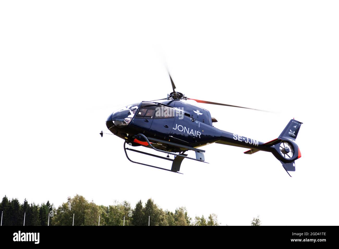 Umea, Norrland Schweden - 27. Juli 2021: Hubschrauber hebt mit Passagieren vom Boden ab Stockfoto