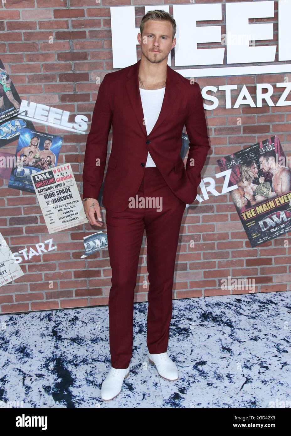 Los Angeles, Usa. August 2021. LOS ANGELES, KALIFORNIEN, USA - 10. AUGUST: Der Schauspieler Alexander Ludwig mit einem Paul Smith Anzug, Christian Louboutin Schuhen, einem Montblanc Wasser und David Yurman Schmuck kommt bei der Los Angeles Premiere von STARZ's 'Heels' an der Sacramento Street 2137 am 10. August 2021 in Los Angeles, Kalifornien, USA. (Foto: Xavier Collin/Image Press Agency/Sipa USA) Quelle: SIPA USA/Alamy Live News Stockfoto