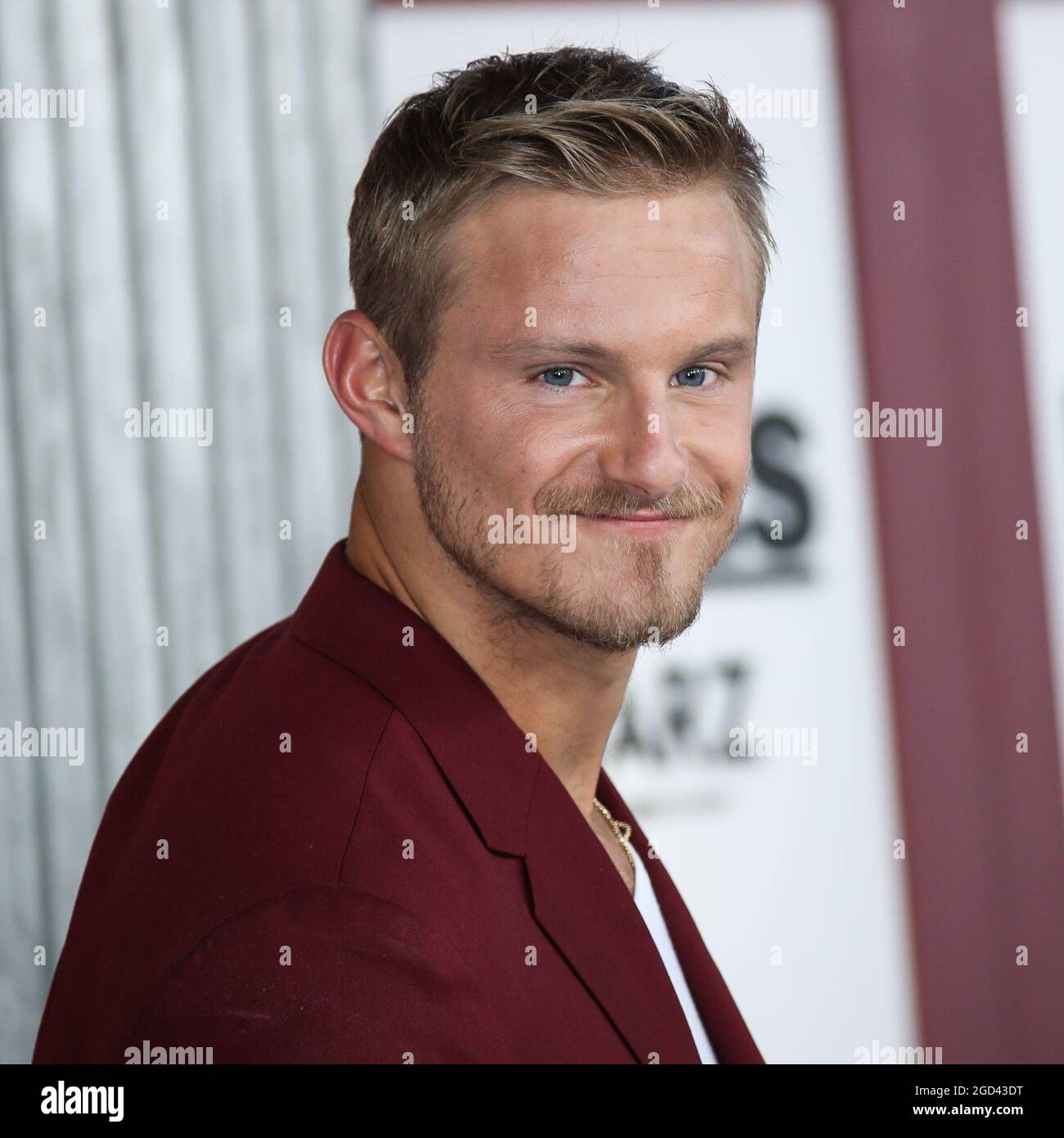 Los Angeles, Usa. August 2021. LOS ANGELES, KALIFORNIEN, USA - 10. AUGUST: Der Schauspieler Alexander Ludwig mit einem Paul Smith Anzug, Christian Louboutin Schuhen, einem Montblanc Wasser und David Yurman Schmuck kommt bei der Los Angeles Premiere von STARZ's 'Heels' an der Sacramento Street 2137 am 10. August 2021 in Los Angeles, Kalifornien, USA. (Foto: Xavier Collin/Image Press Agency/Sipa USA) Quelle: SIPA USA/Alamy Live News Stockfoto