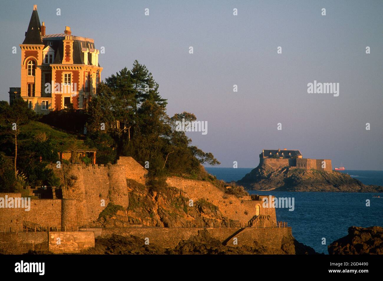 ILLE ET VILAINE (35) BRETAGNE, DIE KÜSTE VON EMERAUDE, DINARD MIT DEM LABEL STADT DER KUNST UND GESCHICHTE, POINTE DE LA MALOUINE UND EINE IHRER VILLEN, Stockfoto