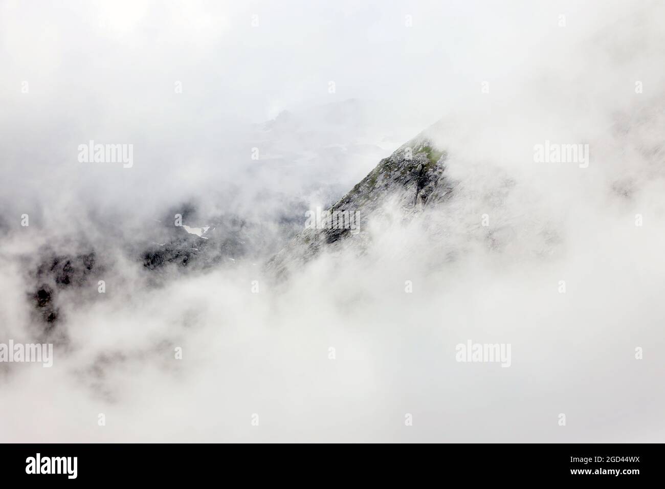 Brunnkarspitzen (2.663m) bedeckt von Wolken. Ort: Nationalpark Hohe Tauern, Kärnten, Österreich Stockfoto