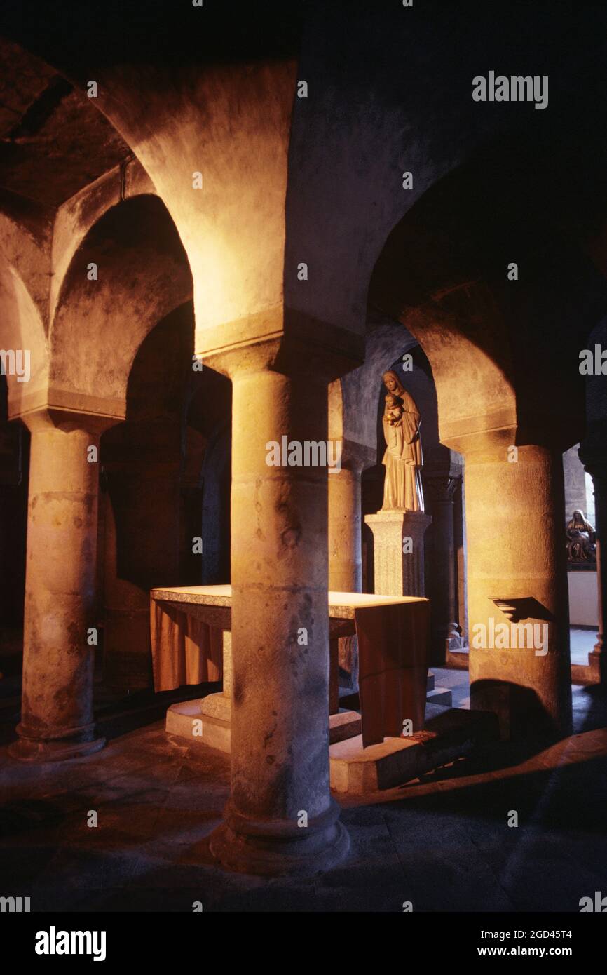 FRANKREICH. PUY DE DOME (63) ISSOIRE, ST AUSTREMOINE RÖMISCHE KIRCHE ES WAR EINE BENEDIKTINERABTEI, DIE UM 1130 ERBAUT WURDE, DIE KRYPTA, AUVERGNE, FRANKREICH Stockfoto