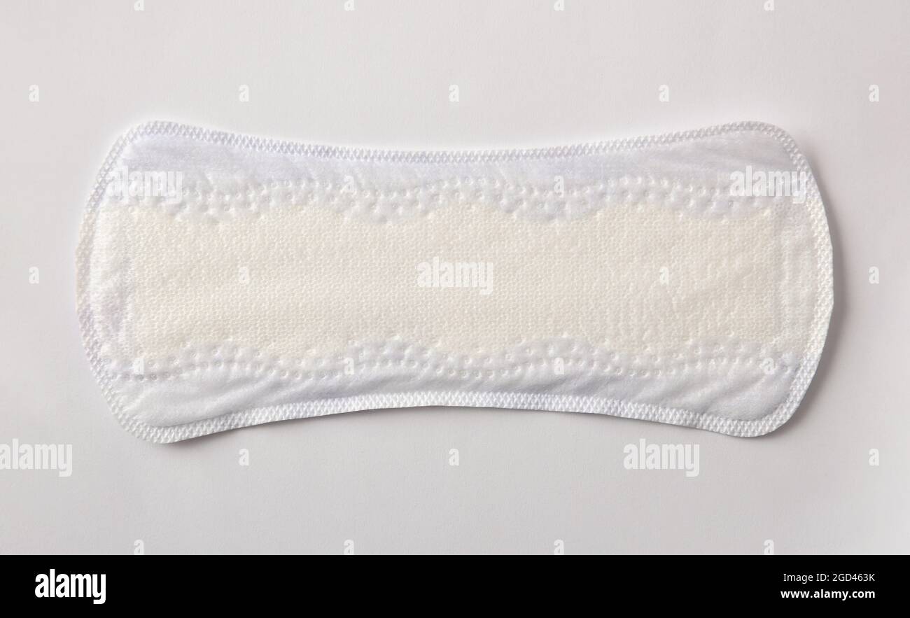 Weiches schützendes und saugfähiges Baumwolltuch für Damenpflege-Makro auf weißem Hintergrund. Draufsicht. Horizontale Zusammensetzung. Stockfoto