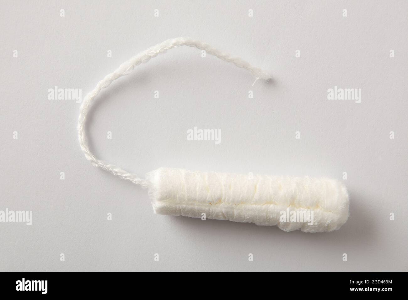 Saugfähiger, schützender und saugfähiger Tampon aus Baumwolle für die Damenpflege auf weißem Hintergrund. Draufsicht. Horizontale Zusammensetzung. Stockfoto