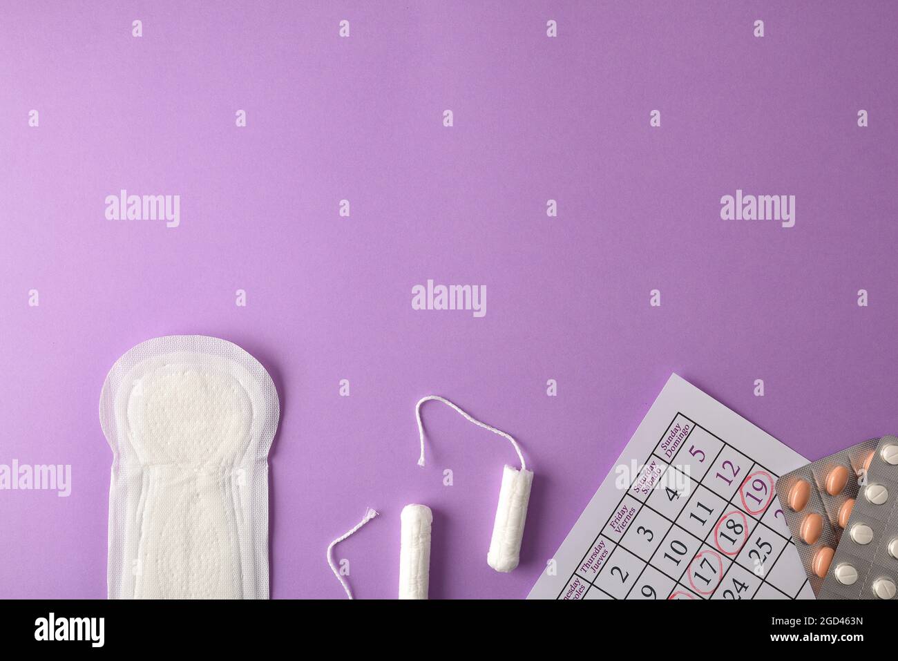 Hintergrund mit Menstruationsprodukten Paket, Kalender mit markierten Tampons für kritische Tage und Pads auf lila Hintergrund. Draufsicht. Stockfoto