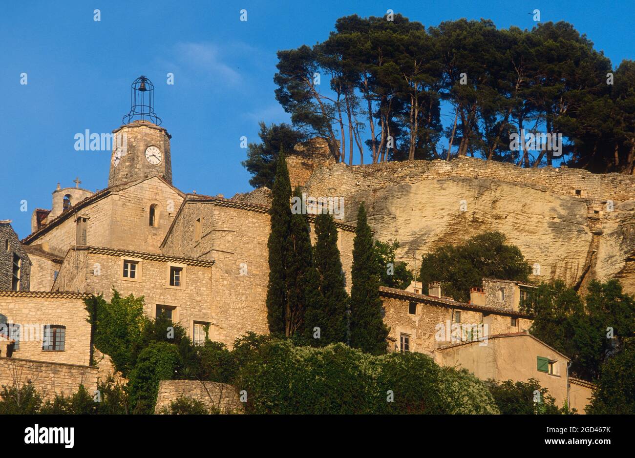 FRANKREICH, VAUCLUSE(84) PROVENCE, COMTAT VENAISSIN, LE BEAUCET UND SEINE KIRCHE Stockfoto
