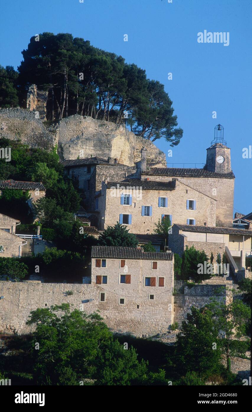 FRANKREICH, VAUCLUSE(84) PROVENCE, COMTAT VENAISSIN, LE BEAUCET UND SEINE KIRCHE Stockfoto