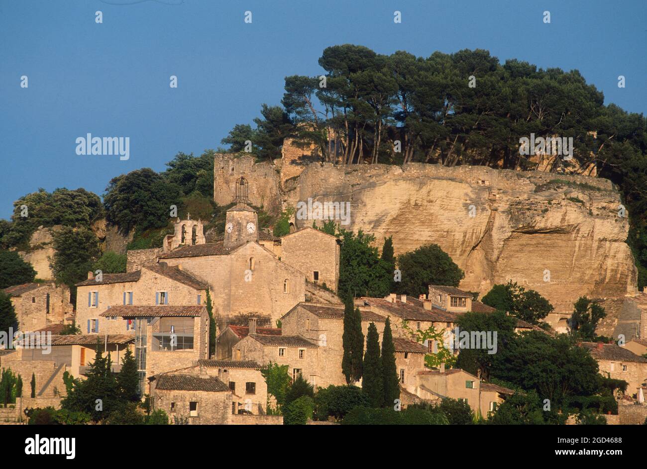 FRANKREICH, VAUCLUSE(84) PROVENCE, COMTAT VENAISSIN, LE BEAUCET UND SEINE KIRCHE Stockfoto